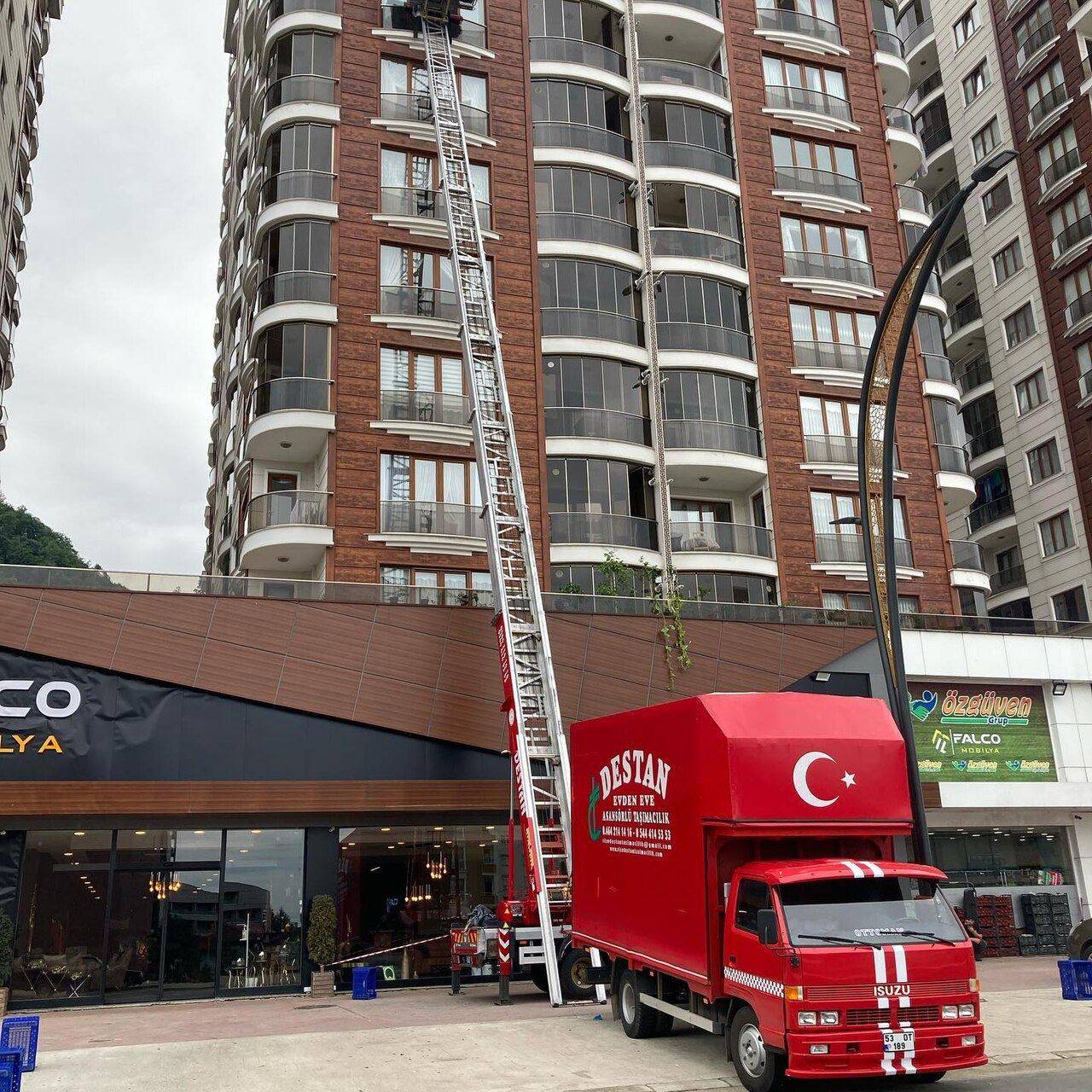 Mobilya asansörlü nakliyat kamyonu, apartman önünde